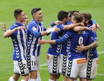 El Alavés celebra uno de sus goles contra el Sporting de Gijón.