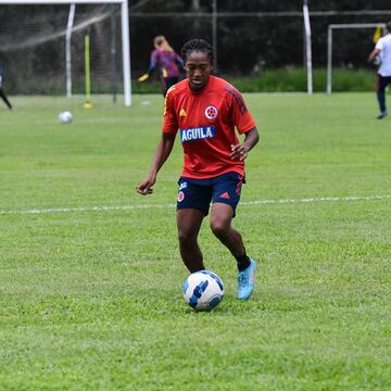 Colombia entrenó este viernes en Bucaramanga pensando en la semifinal de la Copa América frente a Argentina. Fue la primera práctica de la Tricolor en la capital de Santander.