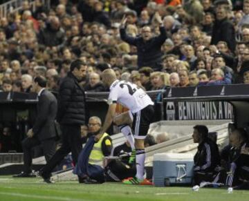 Gary Neville la lía con el cambio de Negredo