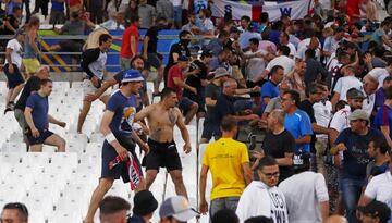 Enfrentamiento entre los ultras rusos e ingleses en el partido que enfrent¨® a ambas selecciones en Marsella durante la Eurocopa 2016.