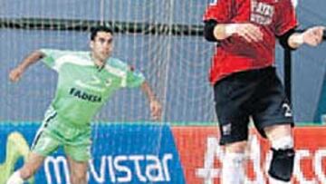 <b>DESPEJADO. </b>Manu rechaza el balón ante la mirada de Andreu.