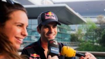 <b>SONRISAS. </b>Alguersuari, entrevistado por dos periodistas catalanes.