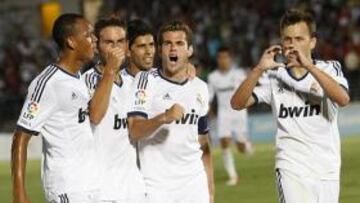 <b>UNA PIÑA. </b>Fabinho y Nacho celebran junto a Cheryshev el segundo gol del Castilla.
