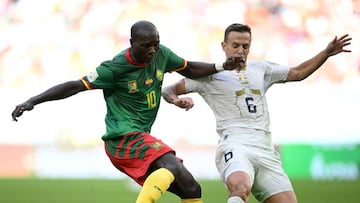 Maksimovic disputa un bal¨®n con el camerun¨¦s Aboubakar durante el partido.
