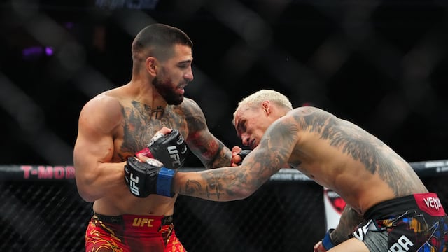 The Spanish/Georgian fighter caught his opponent with a right hand that sent him straight to the canvas in the first round. He was crowned a double champion.