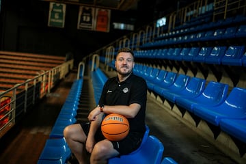 Toni Ten, entrenador del Baloncesto Fuenlabrada, posa para AS en el Fernando Martín.