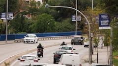 Coches circulan bajo un radar de tramo en la calle Sinesio Delgado, a 15 de septiembre de 2023, en Madrid (España). El Ayuntamiento de Madrid activa a partir de hoy los radares de tramo que han instalado en dos direcciones de la calle de Sinesio Delgado, con seis dispositivos de detección, y contará con un periodo de aviso de cuatro meses. El objetivo de la implantación de estos radares es reducir la velocidad en el recorrido controlado para disminuir la siniestralidad y garantizar la seguridad de los ciudadanos.
15 SEPTIEMBRE 2023;RADAR;TRÁFICO;CARRETERA;LÍMITE DE VELOCIDAD;COCHES;VEHÍCULOS;
Eduardo Parra / Europa Press
15/09/2023