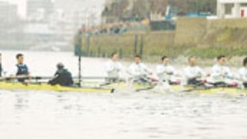 <b>RIVALIDAD EN EL TÁMESIS</b>. Oxford, de azul oscuro a la izquierda, y Cambridge, de azul claro a la derecha, se rozaron en varias ocasiones.