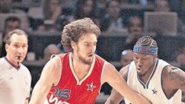 <b>EL REY BAJO TABLEROS. </b>Gasol, en la imagen junto a Ben Wallace, fue el máximo reboteador del duelo.