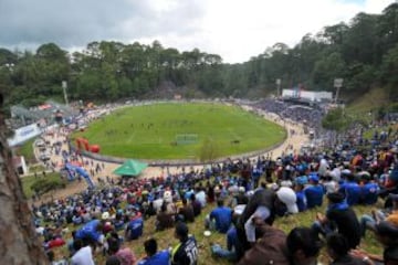 14 - El Estadio José Angel Rossi Ponce mejor conocido como Estadio Verapaz está ubicado en la ciudad de Cobán en el departamento de Alta Verapaz en Guatemala. Fue la primera edificación destinada para la práctica del deporte en Cobán. Muchas personas le h