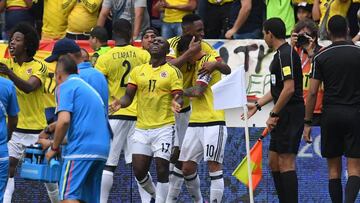 Colombia&#039;s midfielder James Rodriguez (3rd-R) celebrates with teammates after scoring against Bolivia during their 2018 FIFA World Cup qualifier football match in Barranquilla, on March 23, 2017. / AFP PHOTO / Luis Acosta