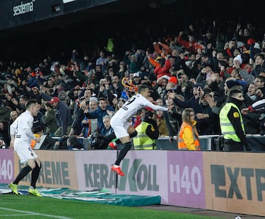 Rodrigo dice adiós al Valencia dejando momentos para la historia