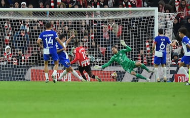 2-0. Los hermanos Williams, imparables. Gran jugada de Iñaki que dribla a Mario Hermoso, centra al área y Nico solo tiene que empujar el balón al fondo de la portería de Jan Oblak.