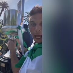 Joaquín va con la Copa en el bus del Betis y Bartra le hace esta broma de Sergio Ramos