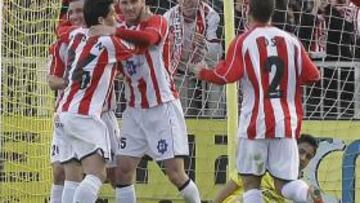 <b>ALEGRÍA. </b>Los gerundenses abrazan a Jandro, después de marcar el tanto de la victoria el sábado.