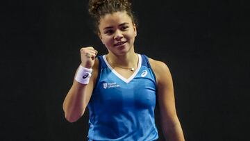 Jasmine Paolini celebra su victoria contra Elena Rybakina en las WTA Finals.