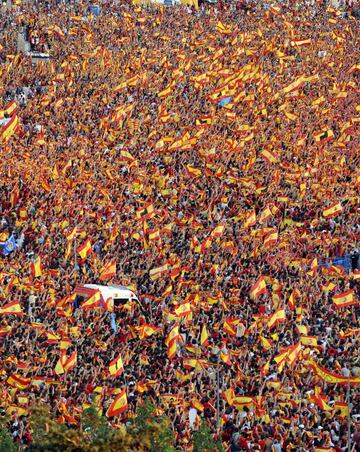 Miles de aficionados espa?oles esperando a la selecci¨®n para la celebraci¨®n del Mundial.