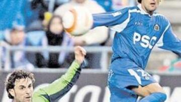<b>DECISIVO. </b>Gavilán pelea con Sergio durante la visita del Depor.