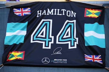 Pancarta dedicada al piloto británico Lewis Hamilton.