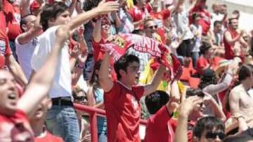 <b>A POR ELLOS, OÉ. </b>La afición grana llenará hoy el Nou Estadi.