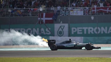 Momento en el que el Mercedes falla y Hamilton abandona en Sepang.