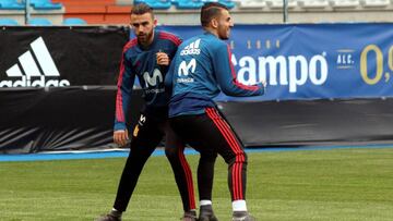 Los jugadores de la selecci&oacute;n espa&ntilde;ola sub 21, Borja Mayoral (i) y Dani Ceballos (d) durante el entrenamiento.