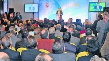 <b>MULTITUDINARIO. </b>Unas 1.100 personas acudieron ayer al hotel Intercontinental para escuchar los planteamientos de Eduardo Fernández de Blas.