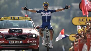 Julian Alaphilippe celebra euf&oacute;rico su victoria.