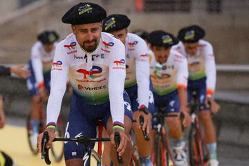 El ciclista eslovaco Peter Sagan lidera la presentación de su equipo el TotalEnergies durante la presentación del Tour.