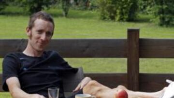 <b>TRADICIÓN. </b>Wiggins, flamante líder, posó ayer con desayuno, maillot y L'Equipe.