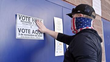 Las Vegas (Estados Unidos), 11/03/2020.- Un trabajador electoral se instala antes de la apertura de las urnas en Las Vegas, Nevada, EE. UU., 03 de noviembre de 2020.
