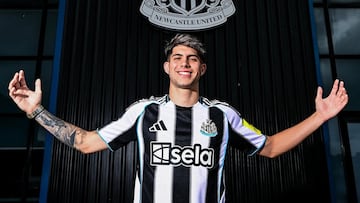 Antonio Cordero es presentado como nuevo jugador del Newcastle.