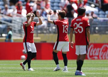 Yusuke Matsuo celebra con su compañero Ryoma Watanabe el primer gol del Urawa Red Diamonds en el torneo.