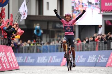 Egan Bernal se mantiene más líder que nunca en el Giro de Italia. El ciclista colombiano ganó su segunda etapa en la competencia y en una de las fracciones más complicadas, logró imponerse con contundencia y amplió la ventaja con sus rivales