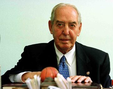 El directivo que más a?os ha ocupado la presidencia de la FEB, casi 25 a?os en dos etapas diferentes (1972-1984 y 1992-2004). Después pasó a ser Presidente de Honor de la Federación. Ocupó numerosos cargos de responsabilidad también en la FIBA (destacó, especialmente, su aportación en la Comisión Jurídica), el Comité Olímpico Espa?ol y el Consejo Superior de Deportes.