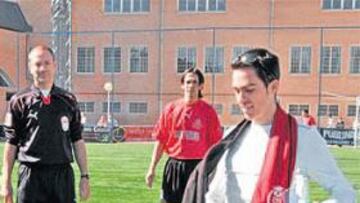 <b>SAQUE DE HONOR. </b>Alberto Contador hizo el saque de honor en un partido del Atlético Pinto.