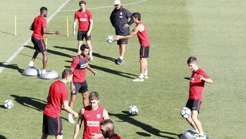 Saúl y Filipe Luis siguen trabajando al margen del grupo