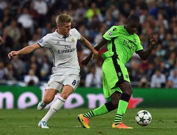 Kroos harrying Sporting Lisbon's Carvalho.