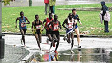 <b>ENTRE AFRICANOS.</B> Higuero, junto a kenianos, tanzanos y eritreos.