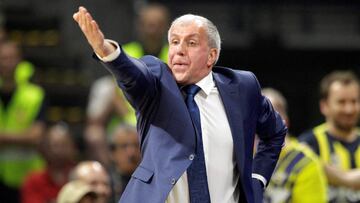 Obradovic, dirigiendo al Fenerbahce.