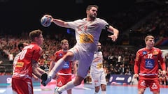 Raul Entrerrios Rodriguez of Spain scores during the Men&#039;s European Handball Championship, main round match between Spain and Austria in Vienna, Austria on January 18, 2020. (Photo by JOE KLAMAR / AFP)