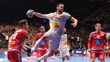 Raul Entrerrios Rodriguez of Spain scores during the Men's European Handball Championship, main round match between Spain and Austria in Vienna, Austria on January 18, 2020. (Photo by JOE KLAMAR / AFP)
