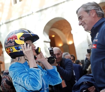 Carlos Sainz y Lucas Cruz junto a la presidenta de la Comunidad de Madrid, Cristina Cifuentes.