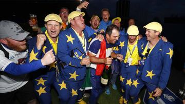 Golf - 2018 Ryder Cup at Le Golf National - Guyancourt, France - September 30, 2018. Team Europe&#039;s Francesco Molinari celebrates with fans after winning the Ryder Cup REUTERS/Paul Childs