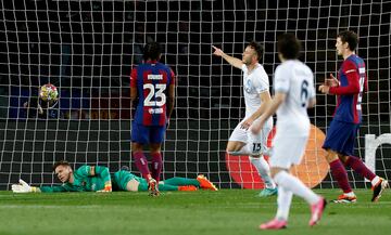 Matteo Poilitano, en  la banda derecha, centra al área azulgrana y el defensa del Nápoles, llegando desde segunda línea, dispara ajustado y raso a la derecha de Marc-André Ter Stegen.