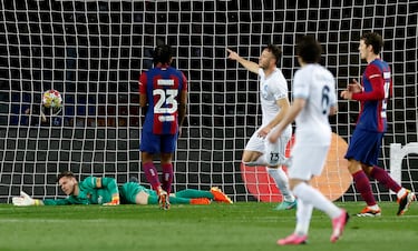 Matteo Poilitano, en  la banda derecha, centra al área azulgrana y el defensa del Nápoles, llegando desde segunda línea, dispara ajustado y raso a la derecha de Marc-André Ter Stegen.