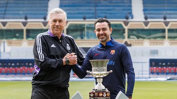 Ancelotti y Xavi posan tras el trofeo de la Supercopa.