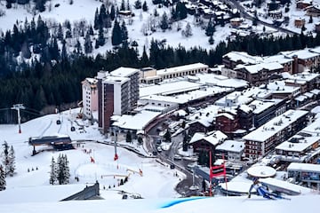 La eslovena Petra Vlhova parece abalanzarse sobre el núcleo urbano de Courchevel, en los Alpes, durante el eslalon gigante de la Copa del Mundo. La italiana Federica Brignone fue la más rápida sobre la nieve de la estación francesa. Un clásico del circuito y también del ciclismo, en verano.