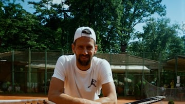 El tenista serbio Novak Djokovic posa durante un entrenamiento sobre una pista de tierra batida en Belgrado