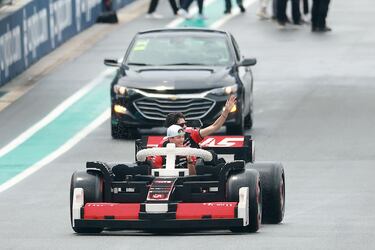 Durante el Gran Premio de Miami 2025, los 20 pilotos de Fórmula 1 desfilaron en réplicas a tamaño real de sus monoplazas, construidas con aproximadamente 400.000 piezas de LEGO cada una. Estas versiones eléctricas, con neumáticos Pirelli reales, alcanzaban hasta 20 km/h y fueron creadas en colaboración con LEGO. El desfile reemplazó al tradicional camión de presentación, ofreciendo una experiencia más creativa, que generó entusiasmo tanto en la pista como entre los espectadores. La iniciativa busca acercar el espectáculo de la F1 a los fans.